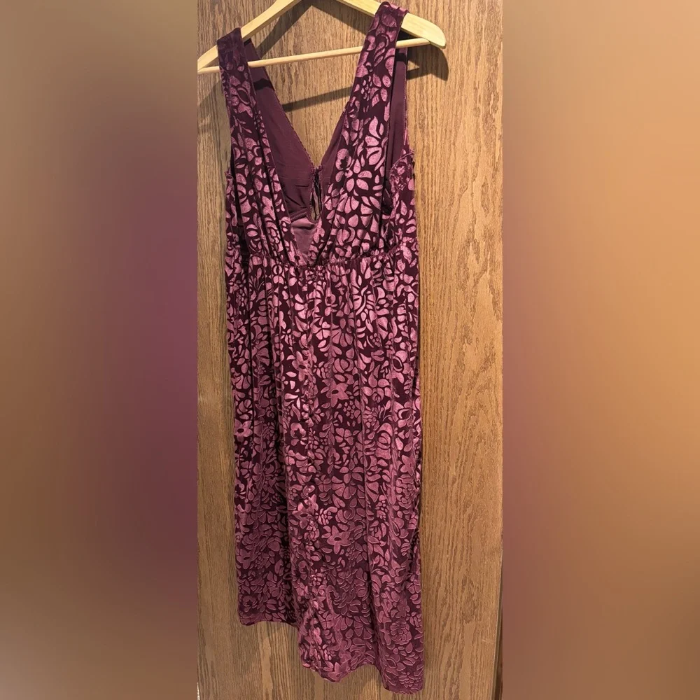 By Anthropologie Lounge Floral V-Neck Velvet Midi Dress in Plum - Picture 5 of 12